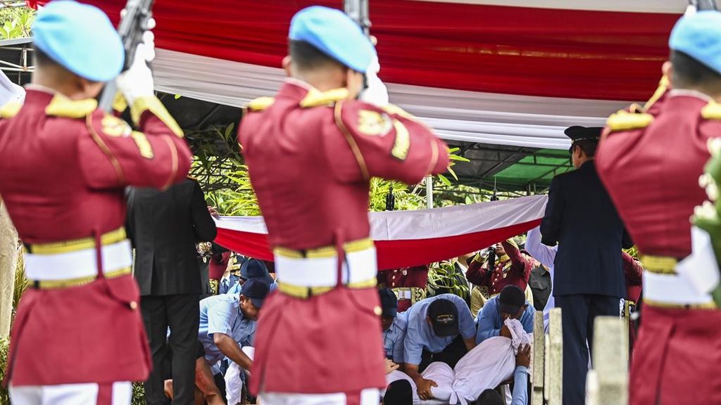 FOTO: Pemakaman Wakil Presiden ke-6 Try Sutrisno