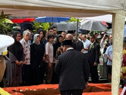 Hujan Turun Saat Pemakaman Wapres ke-6 Try Sutrisno di TMP Kalibata