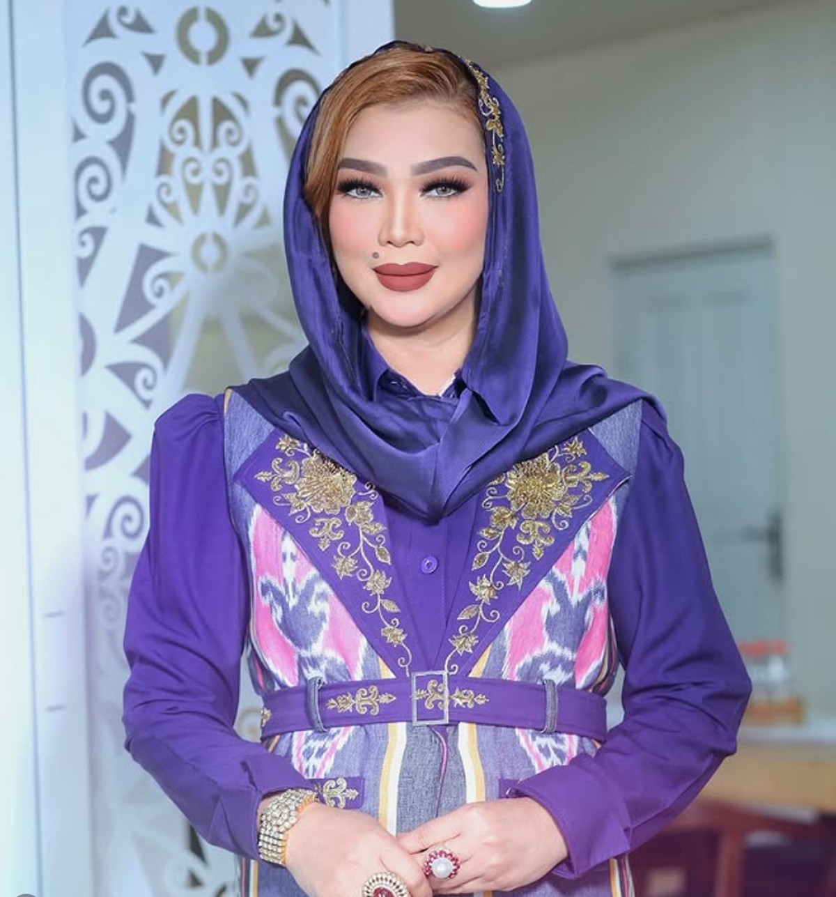 Sarifah Suraidah Abidien Harum&comma; gaya istri dari Gubernur Kalimantan Timur sedang jadi sorotan publik&period;