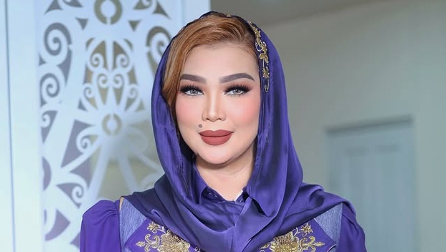 Sarifah Suraidah Abidien Harum&comma; gaya istri dari Gubernur Kalimantan Timur sedang jadi sorotan publik&period;