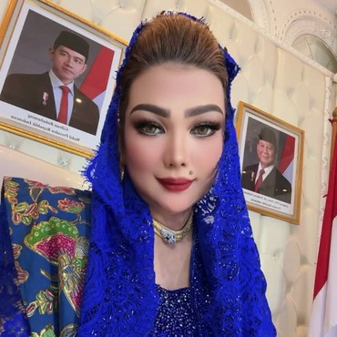 7 Potret Detail Riasan Sarifah Istri Gubernur Kaltim yang Bold dengan Mata Dramatis