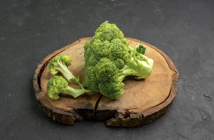 Sayuran hijau bisa menyerap kandungan timbal dan kadmium dari tanah tempat tumbuhnya sayuran./ Foto: Freepik.com/KamranAydinov