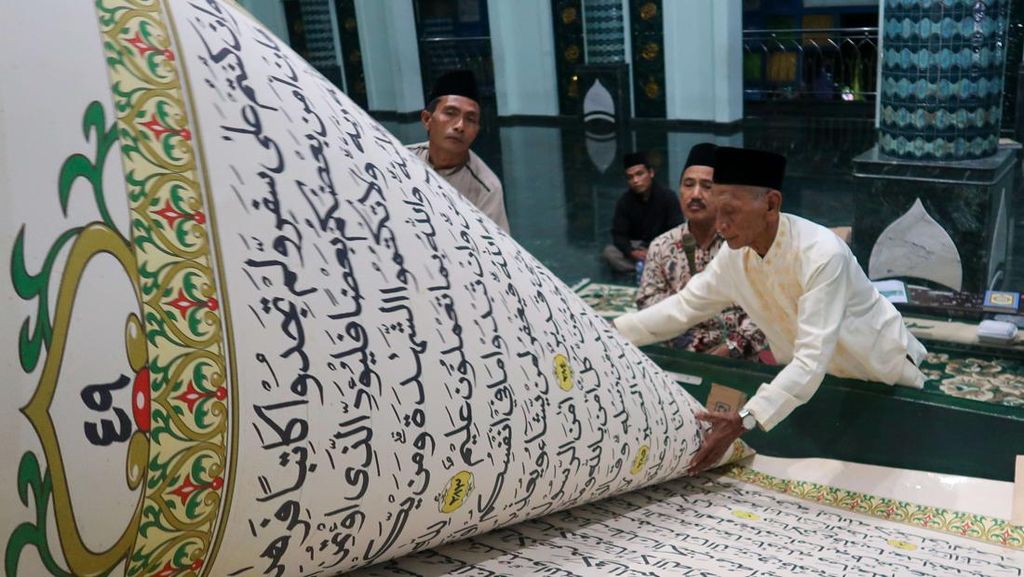 FOTO: Al-Quran Raksasa Simbol Keagungan Iman di Pelosok Negeri