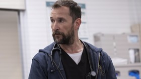 Noah Wyle Bocorkan yang Akan Dialami Dr Robby di The Pitt Season 3
