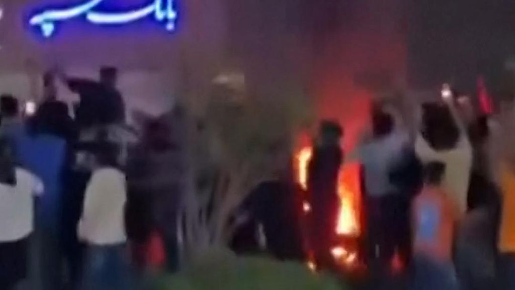 Massa di Iran Menari Rayakan Kabar Kematian Ali Khamenei