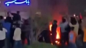 Massa di Iran Menari Rayakan Kabar Kematian Ali Khamenei