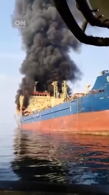 Penampakan Serangan Iran Sasar Kapal Tanker Minyak di Selat Hormuz