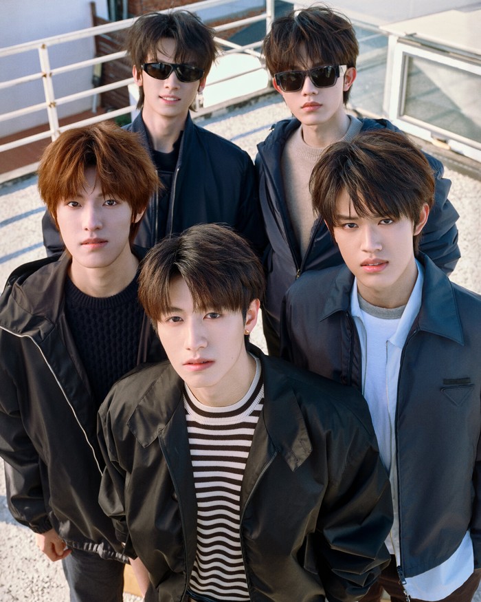 TransfOrmProject turut melenggang ke Milan untuk saksikan peragaan busana Prada. Airport fashion mereka kompak mengenakan jaket dengan kaus dan knitwear yang kasual, tapi&nbsp;tetap fungsional/ Foto: Dok. Prada