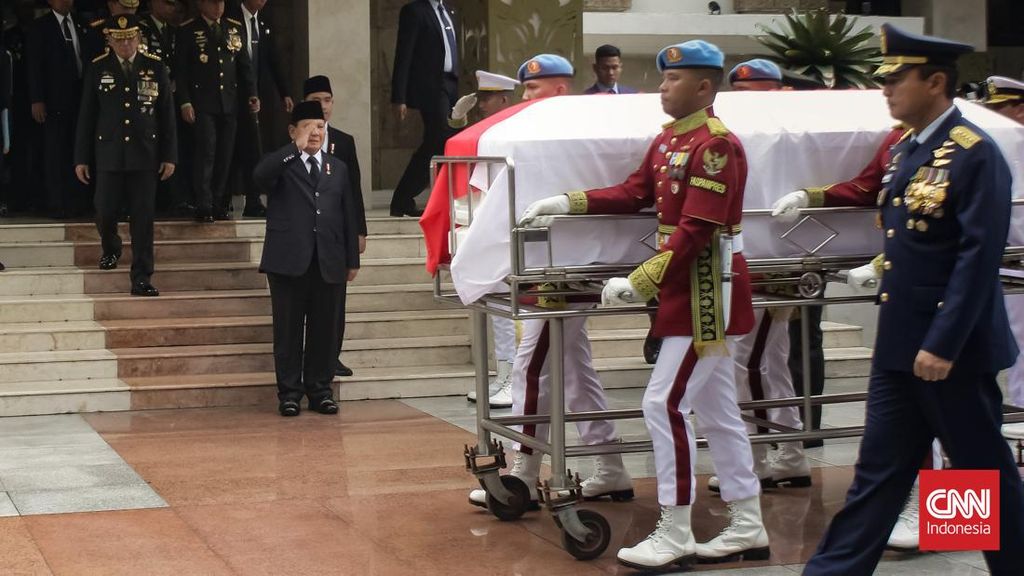 Try Sutrisno Wafat, Pemerintah 3 Hari Kibarkan Bendera Setengah Tiang