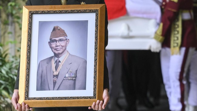 Presiden Prabowo memimpin upacara pemakaman Wakil Presiden ke-6 Try Sutrisno di TMP Kalibata. Upacara dihadiri pejabat negara.
