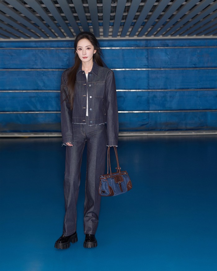 Gaya denim-on-denim juga ditampilkan Yang Mi sebagai airport fashion. Jaket dengan hemline kasar itu tampak serasi dengan shoulder bag bermaterial serupa/ Foto: Dok. Prada