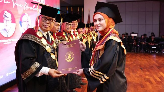 Raih Gelar Doktor, 7 Potret Bahagia Zee Zee Shahab Wisuda S3 di ISI Denpasar