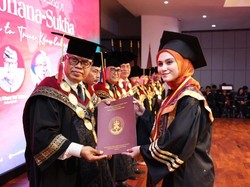 Raih Gelar Doktor, 7 Potret Bahagia Zee Zee Shahab Wisuda S3 di ISI Denpasar