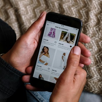 3 Ciri Kepribadian Orang yang Suka Baca Review Sebelum Beli Barang