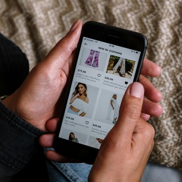 3 Ciri Kepribadian Orang yang Suka Baca Review Sebelum Beli Barang