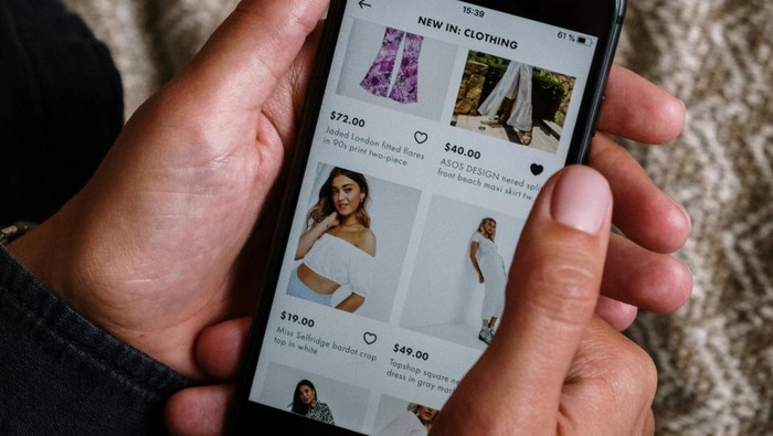 3 Ciri Kepribadian Orang yang Suka Baca Review Sebelum Beli Barang