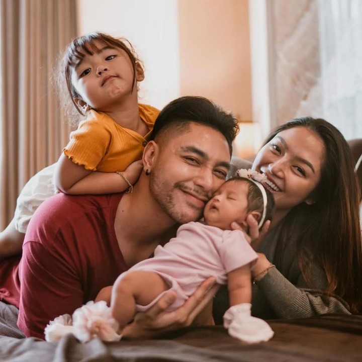 <p>Penyanyi dangdut sekaligus istri dari aktor tampan Krisjiana, Siti Badriah, dikaruniai putri kedua yang bernama Xandraya Zevora Davanee Baharudin. Xandraya kini sudah berusia sembilan bulan dan tahun ini ikut merayakan Lebaran untuk pertama kalinya. (Foto: Instagram @sitibadriahh)</p>