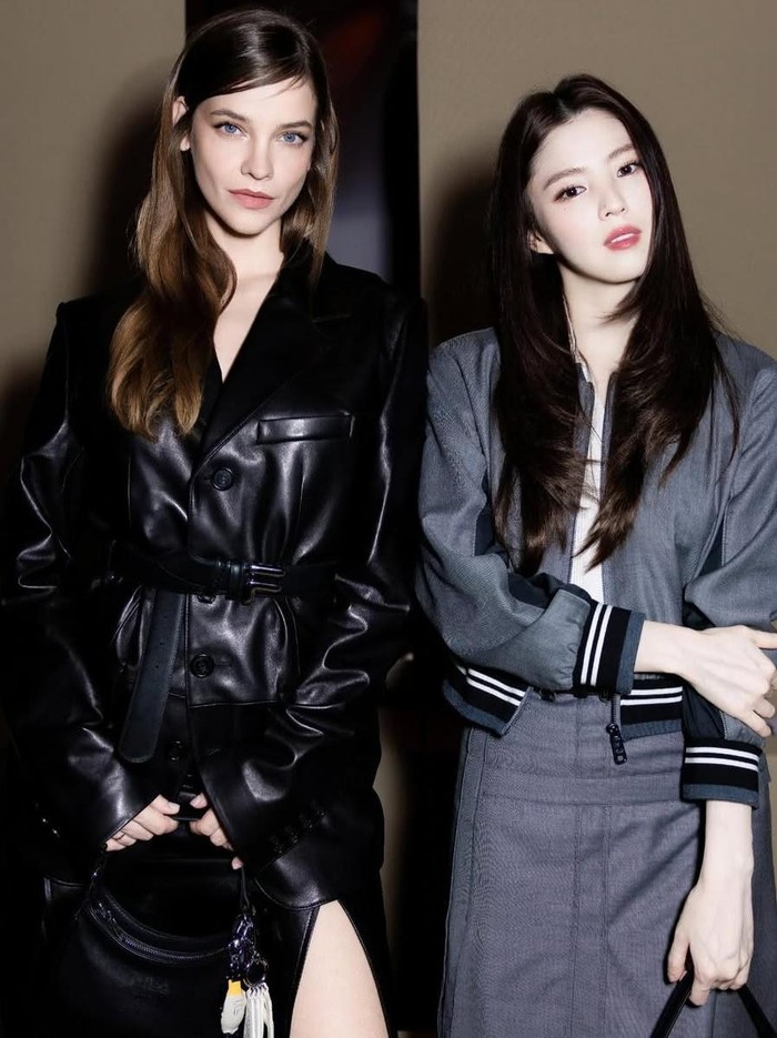 Menariknya, Han So Hee turut berpose bersama supermodel Barbara Palvin yang juga hadir dalam fashion show FILA ini, lho./ Foto: instagram.com/realbarbarapalvin