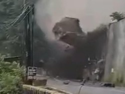Video: Detik-detik Batu Raksasa Runtuh Tutup Jalur Trenggalek-Ponorogo