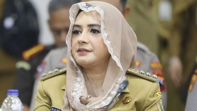 KPK melakukan OTT di Semarang, menangkap Bupati Pekalongan Fadia Arafiq dan 11 orang lainnya terkait dugaan korupsi pengadaan barang dan jasa.