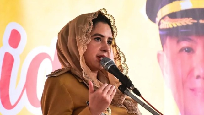 KPK menetapkan Bupati Pekalongan Fadia Arafiq sebagai tersangka korupsi pengadaan outsourcing. Keluarga Fadia diduga menikmati keuntungan hingga Rp19 miliar.