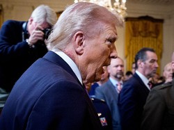 Video: Ada Ruam Merah di Leher Trump, Kenapa Tuh?