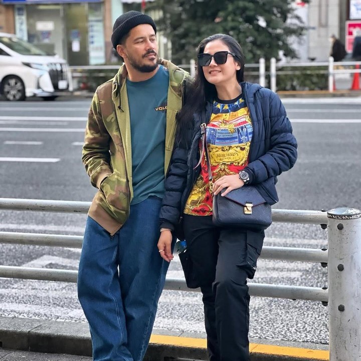 <p>Sang suami, yang juga aktif di dunia hiburan sebagai aktor, tak lupa menyampaikan doa dan harapan terbaik untuk Fera di pertambahan usia yang ke-42 ini. &ldquo;Selalu sehat, disayang keluarga, sahabat, dan pangeran-pangeran Arab ya,&rdquo; ungkapnya. Ucapan lucu dari sang suami ini pun mengundang tawa para pembacanya, Bunda. (Foto: Instagram @f.muchtar360)</p>