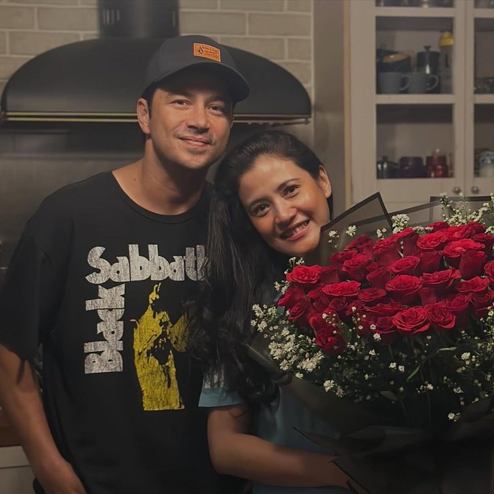 <p>Hal tersebut diketahui langsung melalui <em>postingan</em> terbaru sang suami, Al Fathir Muchtar, di akun Instagram pribadinya. Meski tak ada tanggal 29, sang suami tetap romantis memberikan hadiah berupa sebuah buket bunga mawar merah untuk Fera.&nbsp;(Foto: Instagram @f.muchtar360)</p>