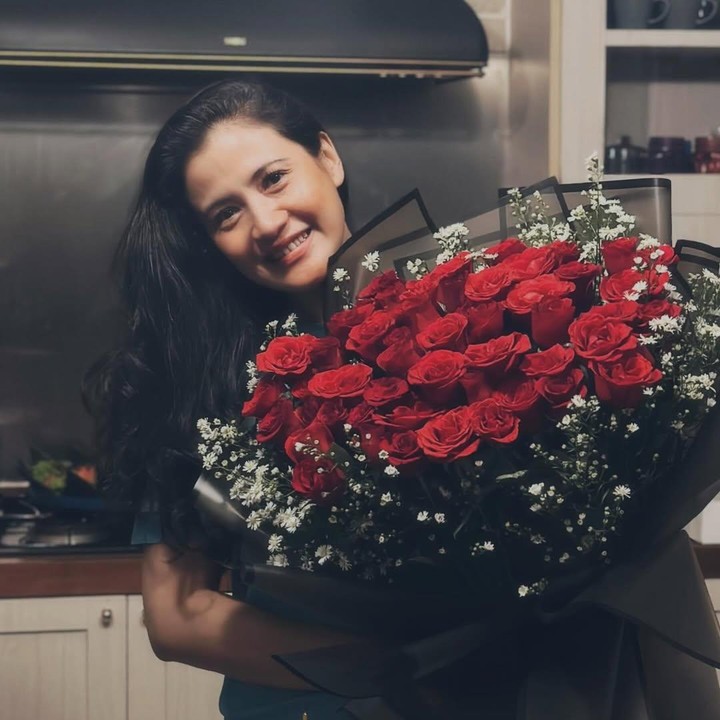 <p>Tak hanya itu, ia pun menuliskan ucapan untuk sang istri yang diselipkan dengan sedikit guyonan. &ldquo;Selama kamu bahagia, gadis kabisatku. Tidak ada pesta ulang tahun tidak ada kebahagiaan. Walau enggak ada tanggal 29 tahun ini. Paksaaa,&rdquo; tulis sang suami, dikutip dari laman Instagram <em>@f.muchtar360,</em> Selasa (3/3/2026).&nbsp;(Foto: Instagram @f.muchtar360)</p>