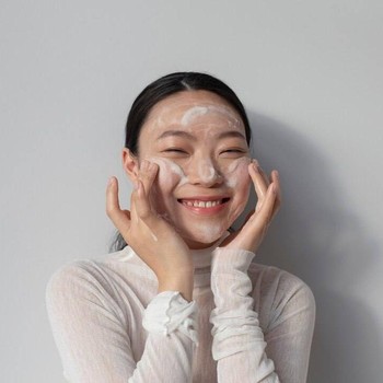 6 Rekomendasi Face Scrub untuk Bikin Kulit Lebih Cerah