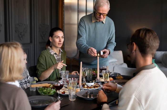 terlalu baik pada anggota keluarga yang bermasalah sering kali justru mendukung perilakunya. Saat terus-menerus memaafkan, bukan berarti kamu sedang menjaga keharmonisan keluarga, tetapi itu menjaga disfungsi.