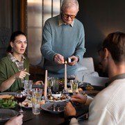 4 Cara Tepat Menjawab Pertanyaan 'Kapan Nikah?' dan 'Kapan Punya Anak?' saat Kumpul Keluarga