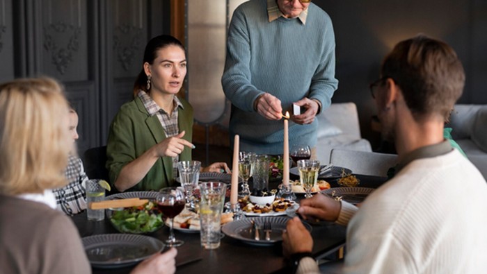 4 Cara Tepat Menjawab Pertanyaan 'Kapan Nikah?' dan 'Kapan Punya Anak?' saat Kumpul Keluarga