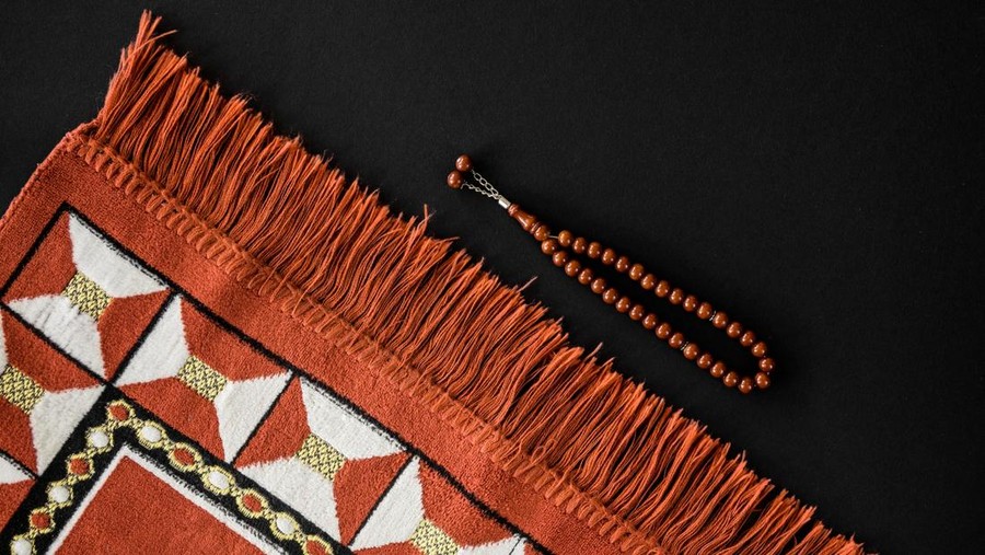 Ilustrasi sajadah&comma; tasbih&comma; salat&comma; umrah&comma; haji