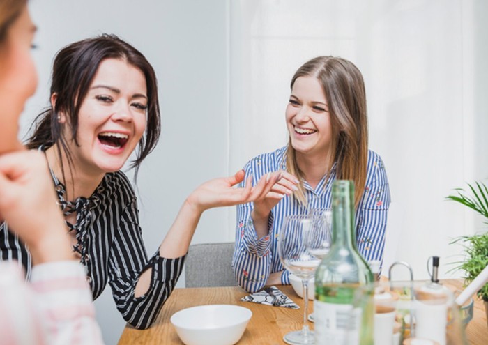 Sagitarius adalah pendongeng yang ahli mengubah cerita perjalanannya menjadi anekdot lucu yang menghibur. Tawa Sagitarius sangat menular, antusias, dan membuat semua orang di sekitarnya ikut tertawa.