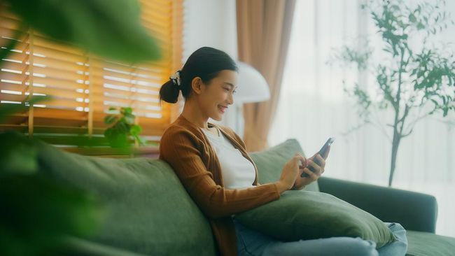 8 Ciri Kepribadian Langka yang Dimiliki Orang yang Lebih Suka di Rumah Saja Menurut Psikolog