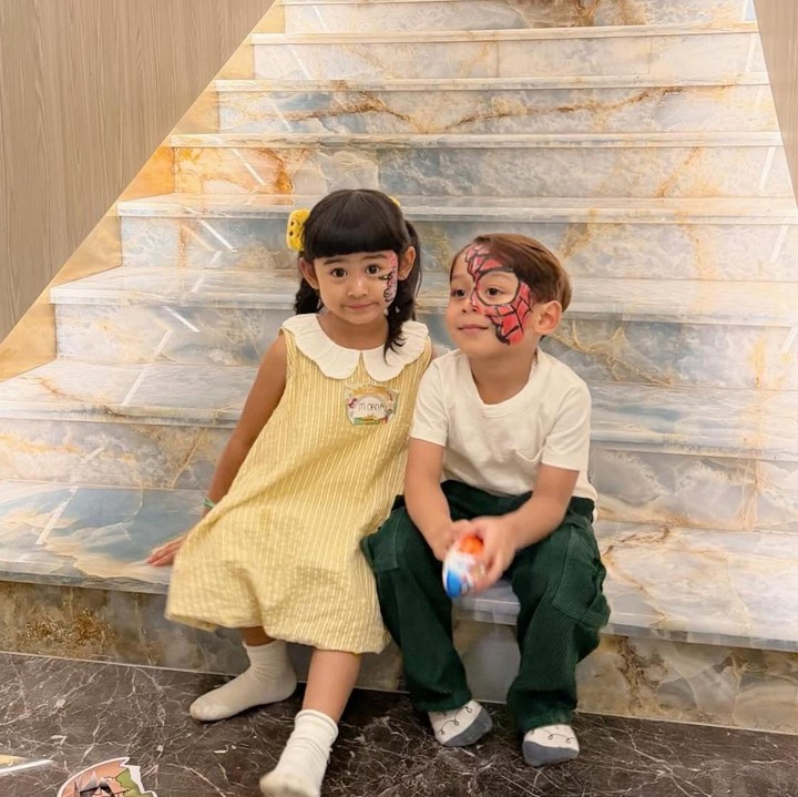 <p>Pertemuan keduanya diketahui saat menghadiri ulang tahun anak dari pengusaha Shandy Purnamasari dan Gilang Widya. Momen ini pun dibagikan langsung oleh Ria Ricis lewat unggahannya di Instagram. (Foto: Instagram @riaricis1795)</p>