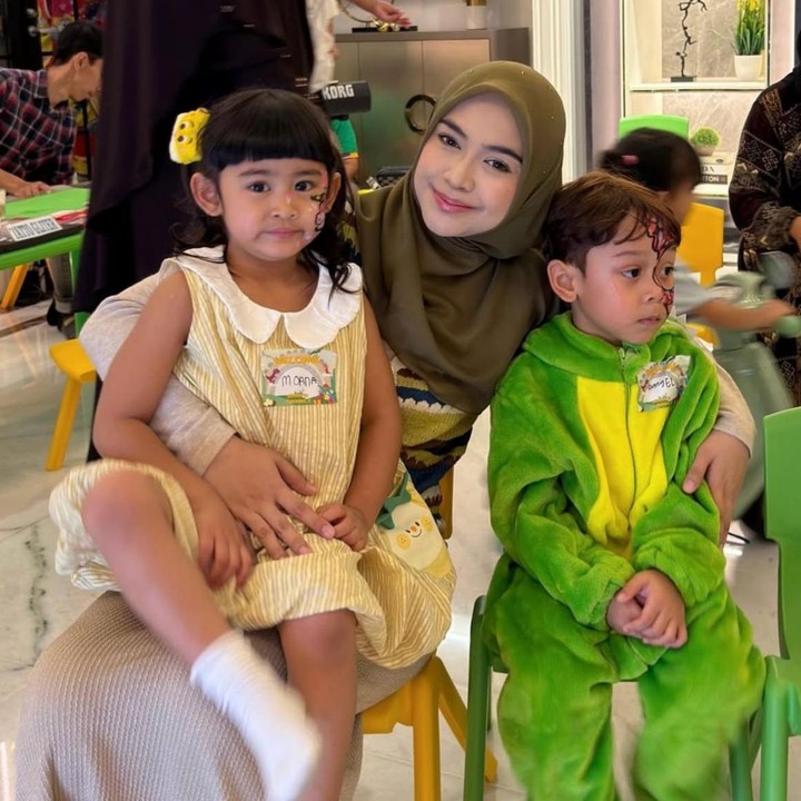 <p>Kehidupan para artis Tanah Air tampaknya tak pernah lepas dari sorotan publik, begitu pula juga dengan anak-anak mereka. Baru-baru ini, putri semata wayang Ria Ricis, Cut Raifa Aramoana atau yang akrab disapa Moana, tampak berpose bersama putra Lesti Kejora, Levian Al-Fatih Billar alias Abang L. (Foto: Instagram @riaricis1795)</p>