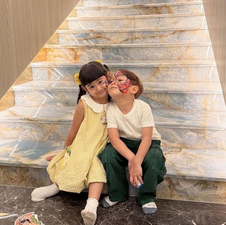 <p>Melalui unggahan di Instagram, Moana terlihat sangat akrab saat berpose bersama Abang L. Dalam foto ini, putra Lesti Kejora tampak begitu menempel dengan Moana. Kehadiran keduanya dalam acara ini pun langsung mencuri perhatian netizen. (Foto: Instagram @riaricis1795)</p>