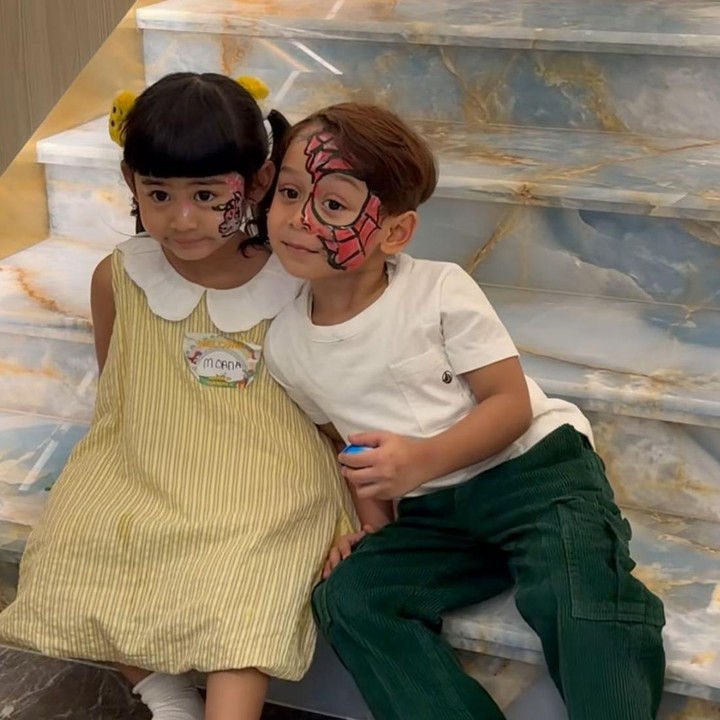 <p>Salah satunya datang dari akun Instagram <em>@yay***</em> yang mengatakan, "Masya Allah Tabarakallah Abang L sama Moana lucu banget". "Gemes banget sih kalian berdua," tutur <em>@diah***.</em> "Abang L ganteng banget dan Moana juga cantik gemas," tambah<em> @din***.</em> (Foto: Instagram @riaricis1795)</p>