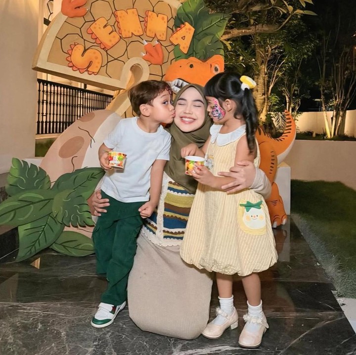 <p>Memiliki selisih usia hanya kurang dari satu tahun membuat Moana dan Abang L terlihat begitu akrab dan mudah berbaur satu sama lain, Bunda. Dalam foto ini, keduanya tampak berpose manis bersama Ria Ricis. Gemas banget, ya. (Foto: Instagram @riaricis1795)</p>
