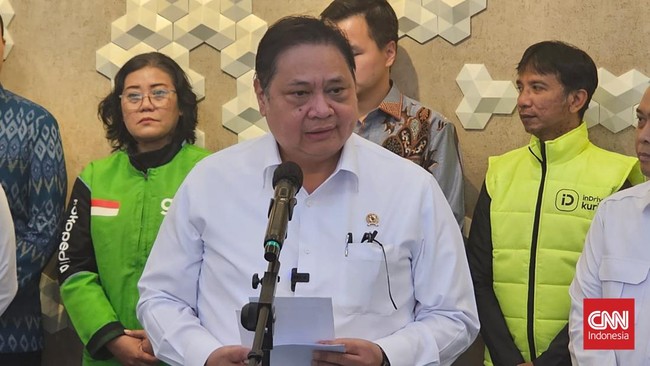 Airlangga mengatakan karyawan dengan masa kerja minimal satu tahun berhak menerima THR sebesar satu bulan upah. Pengusaha dilarang mencicil THR.