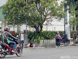 Fenomena Jasa Tukar Uang Jelang Lebaran di Bandung