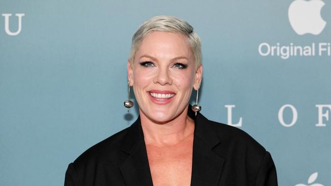 Pink tampaknya siap untuk menjadi pembawa acara bincang-bincang menggantikan Kelly Clarkson yang memutuskan pensiun pada tahun ini dari kursi host.