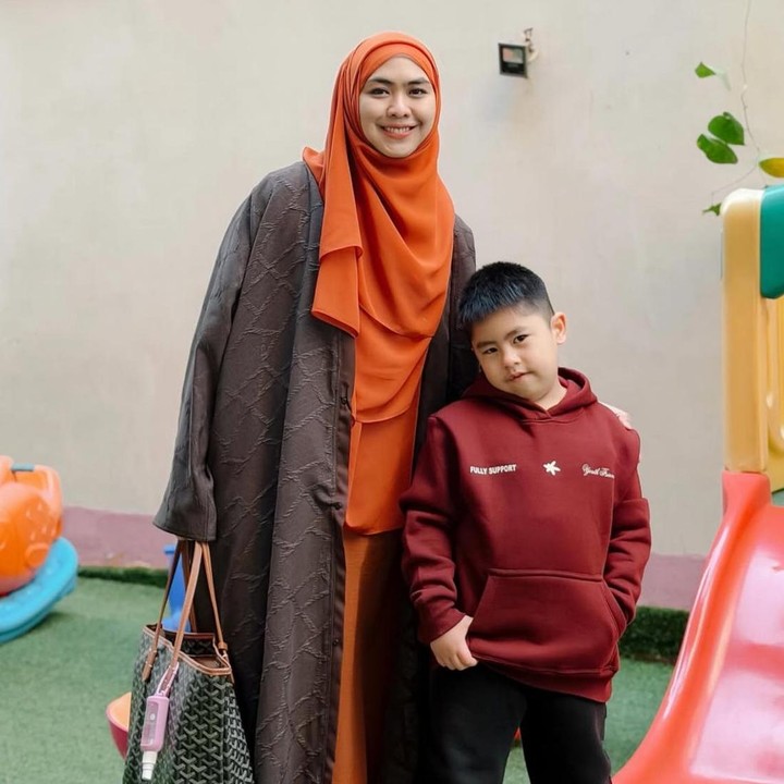 <p>Oki Setiana Dewi dikaruniai empat orang anak dari pernikahannya dengan Ory Vitrio. Salah satu yang kerap mencuri perhatian adalah putra bungsunya, Sulaiman Ali Abdullah. Sulaiman lahir pada 16 November 2020 dan kini telah berusia lima tahun, Bunda. (Foto: Instagram @okisetianadewi)</p>