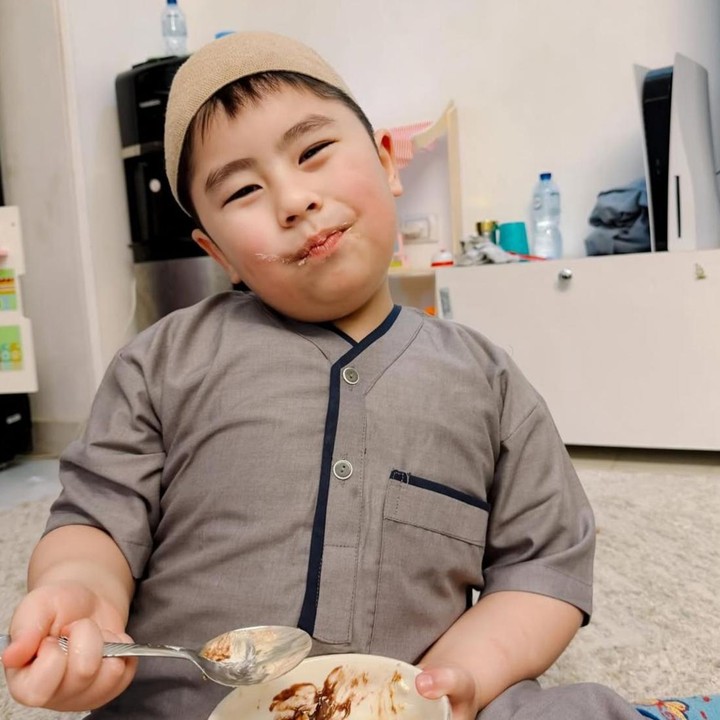 <p>Kabar baiknya, kondisi Sulaiman terus menunjukkan perkembangan yang positif dari hari ke hari. Kini, ia telah menetap di Mesir dan melanjutkan pendidikannya di sana, Bunda. "Pindah ke Mesir bukan tanpa tantangan bagi anak <em>Prader Willi Syndrome</em> seperti Sulaiman. Saat tahapan demi tahapan telah Sulaiman lalui dan Alhamdulillah ia terlihat bisa mengikuti pelajaran di sekolah Indonesia di Mesir," ungkap Oki melalui akun Instagram-nya. (Foto: Instagram @okisetianadewi)</p>