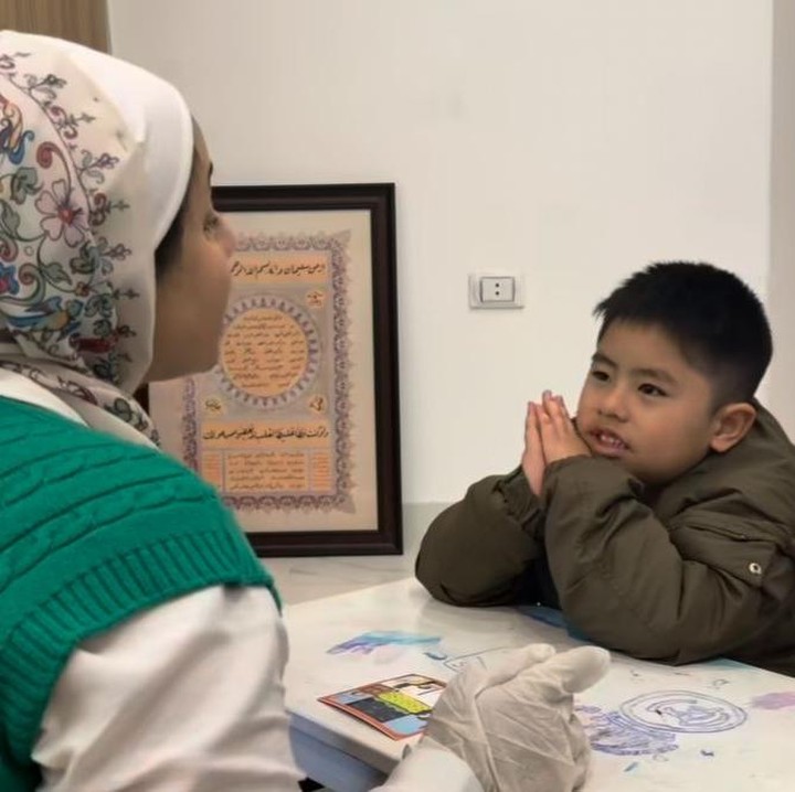 <p>Oki pun mencoba untuk mendaftarkan sang anak ke sekolah yang memakai Bahasa Inggris dan Arab. Ia bercerita bahwa karena kondisinya, Sulaiman memiliki tantangan tersendiri dalam belajar bahasa baru. "Hari ini Umma memberanikan diri untuk mendaftarkan Sulaiman ke sekolah Mesir yang menggunakan bahasa Inggris dan Arab. Untuk sindromnya Sulaiman yang salah satu gejalanya adalah Apraxia (Kesulitan bicara), tentu Sulaiman punya perjuangannya sendiri dalam memahami bahasa lainnya," katanya. (Foto: Instagram @okisetianadewi)</p>