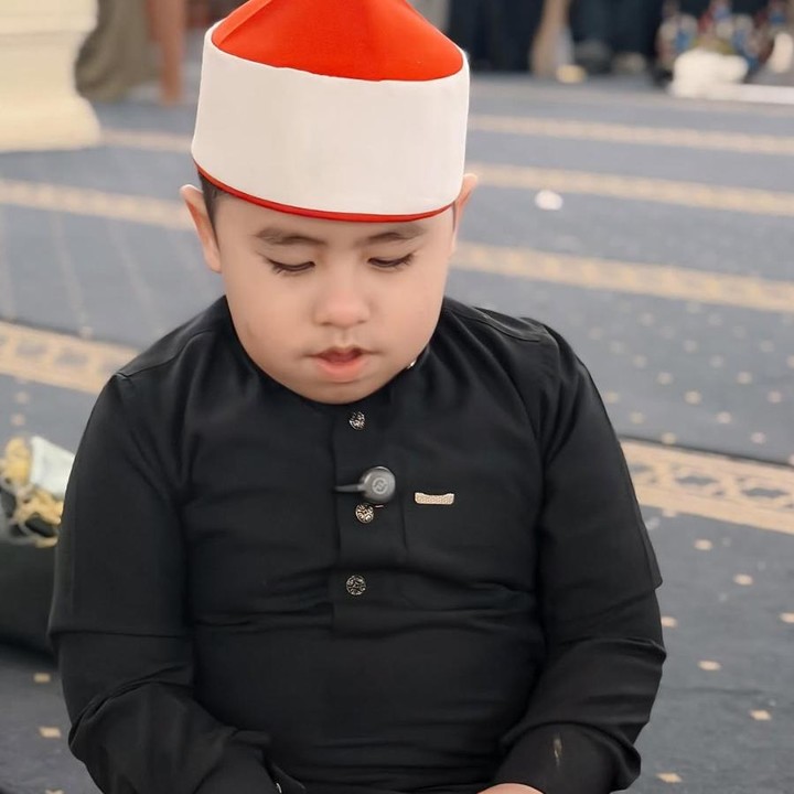 <p>Bunda empat anak ini menyampaikan bahwa ia tetap berharap dan berusaha semaksimal mungkin untuk Sulaiman. "InsyaAllah.. apa pun itu.., usaha saja dulu. Ummanya punya harapan tinggi meskipun selalu harus siap dengan semua skenarionya Allah. Doakan Sulaiman, ya," tuturnya. (Foto: Instagram @okisetianadewi)</p>