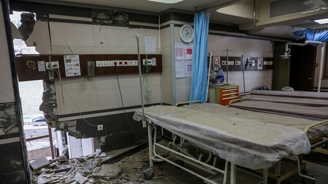 Kondisi di Iran memburuk akibat serangan Israel dan AS. Warga merasa takut dan kesulitan meninggalkan negara. Di Lebanon, pengungsi terpaksa tidur di trotoar.