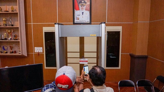 Bupati Pekalongan Fadia Arafiq ditangkap beserta ajudan dan orang kepercayaannya di wilayah Semarang, Jawa Tengah, Selasa (3/3) dini hari.